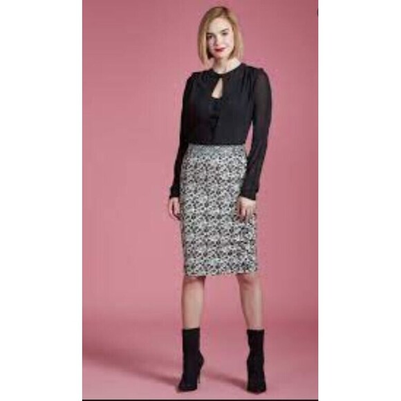 In Earnest by Bryon Lars NWOT Black White Lace Wildflower Skirt Retail $325 Sz 4 - Picture 1 of 7